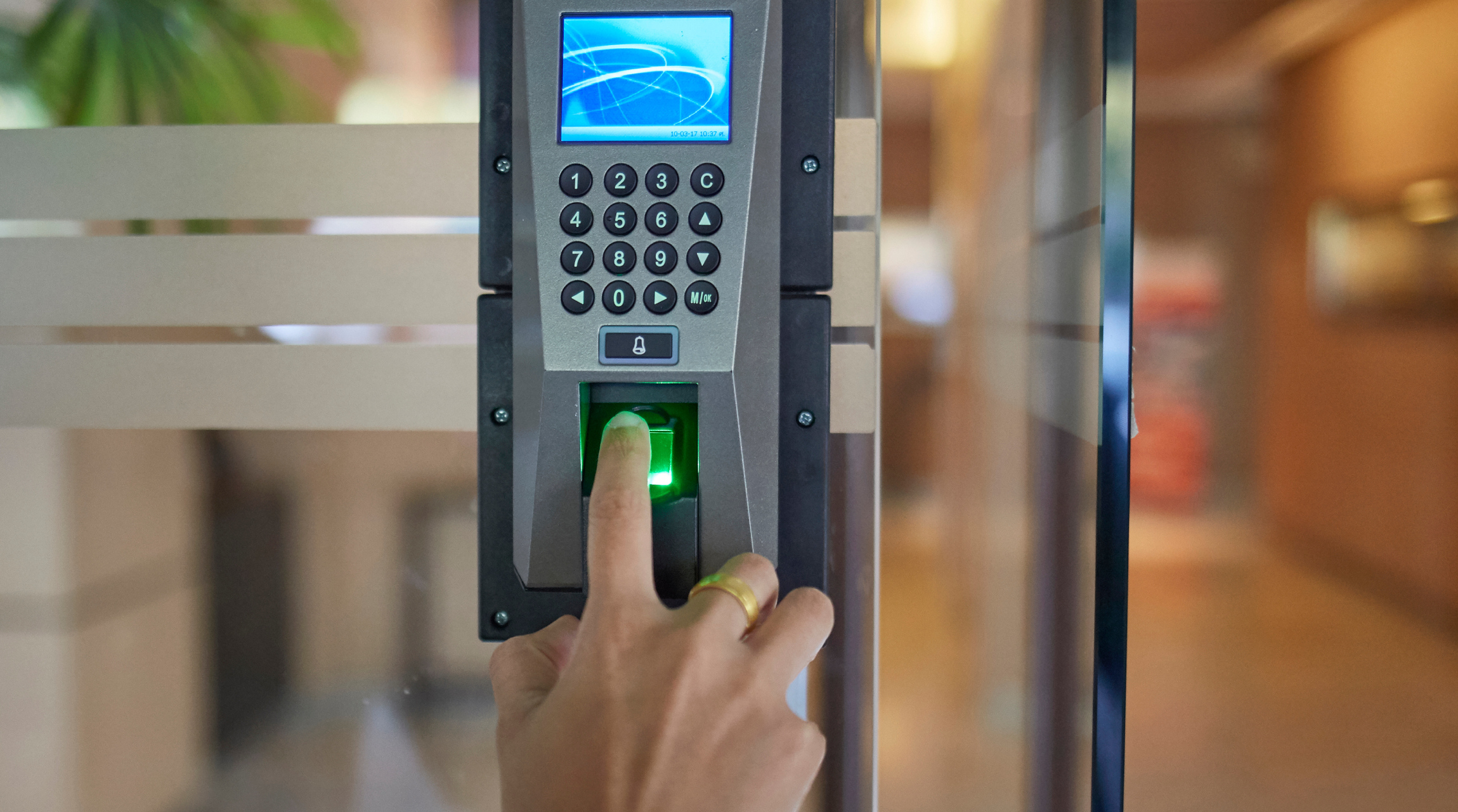 Control de acceso biométrico por huella digital en puerta de vidrio